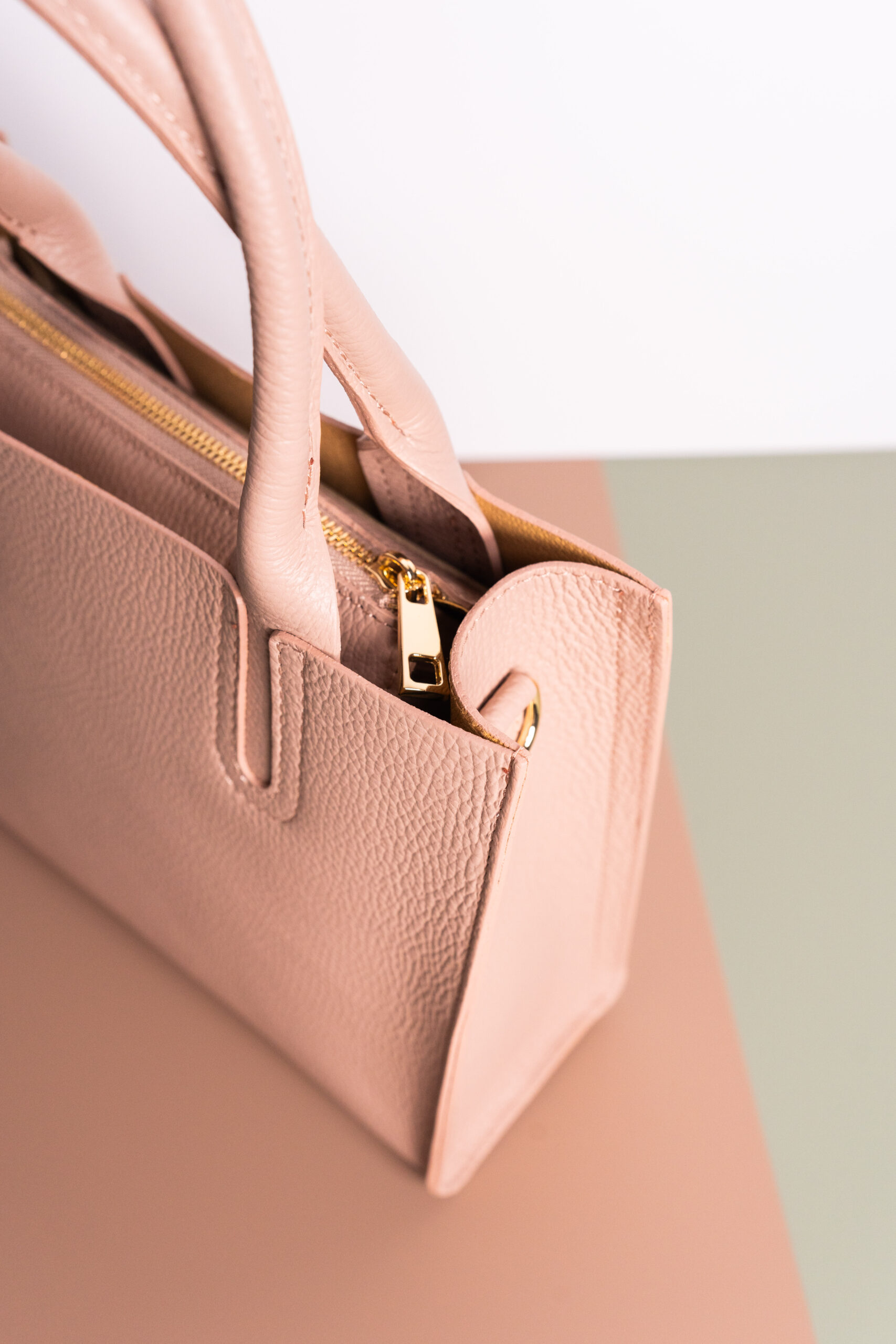 borsa vera pelle cipria dettagli