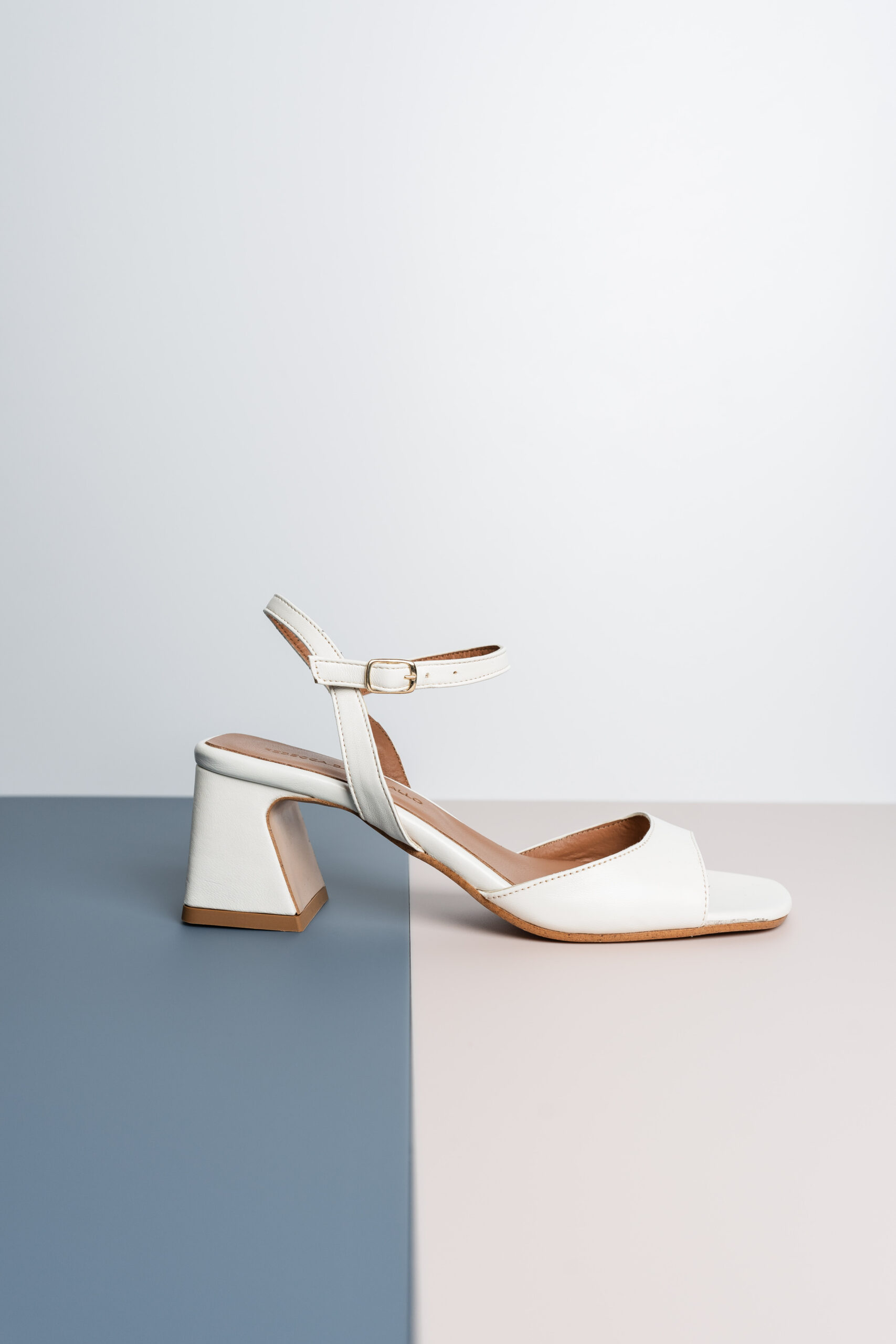 sandali bianchi di pelle