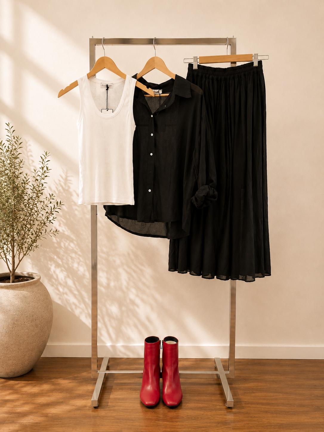 look canotta a costine e pantaloni